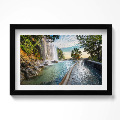 Kép keretben Vízesés a Parc de la Colline du Chateau-ban