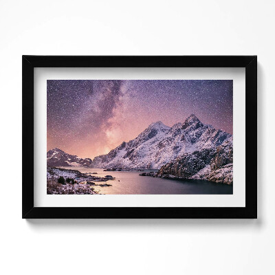 Kép keretben Aurora és csillagos égbolt a hegyek felett