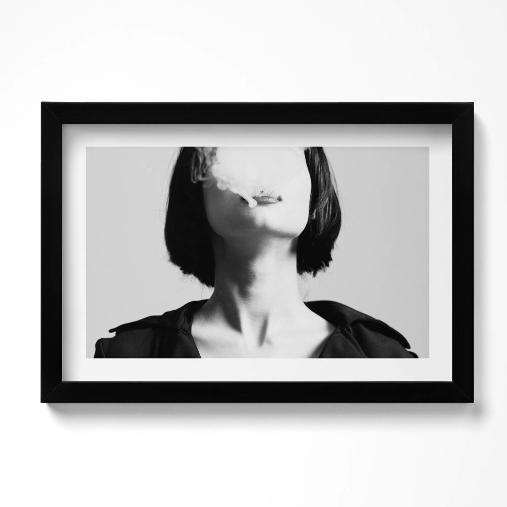 Kép keretben Titokzatos portré egy dohányzó nőről