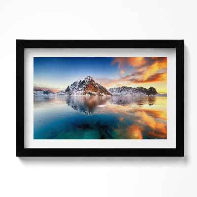 Keretezett kép Gyönyörű vízi és hegyi táj este