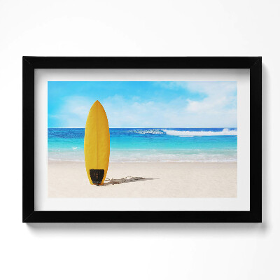Kép keretben Sárga szörfdeszka a tengerparton a tengerrel szemben