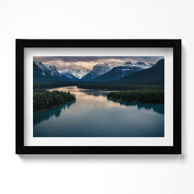 Keretezett kép Folyó táj erdők és hegyek