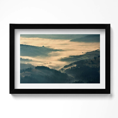 Kép keretben Hegyi táj erdőkkel ködben