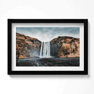 Keretezett kép Vízesés sziklák között