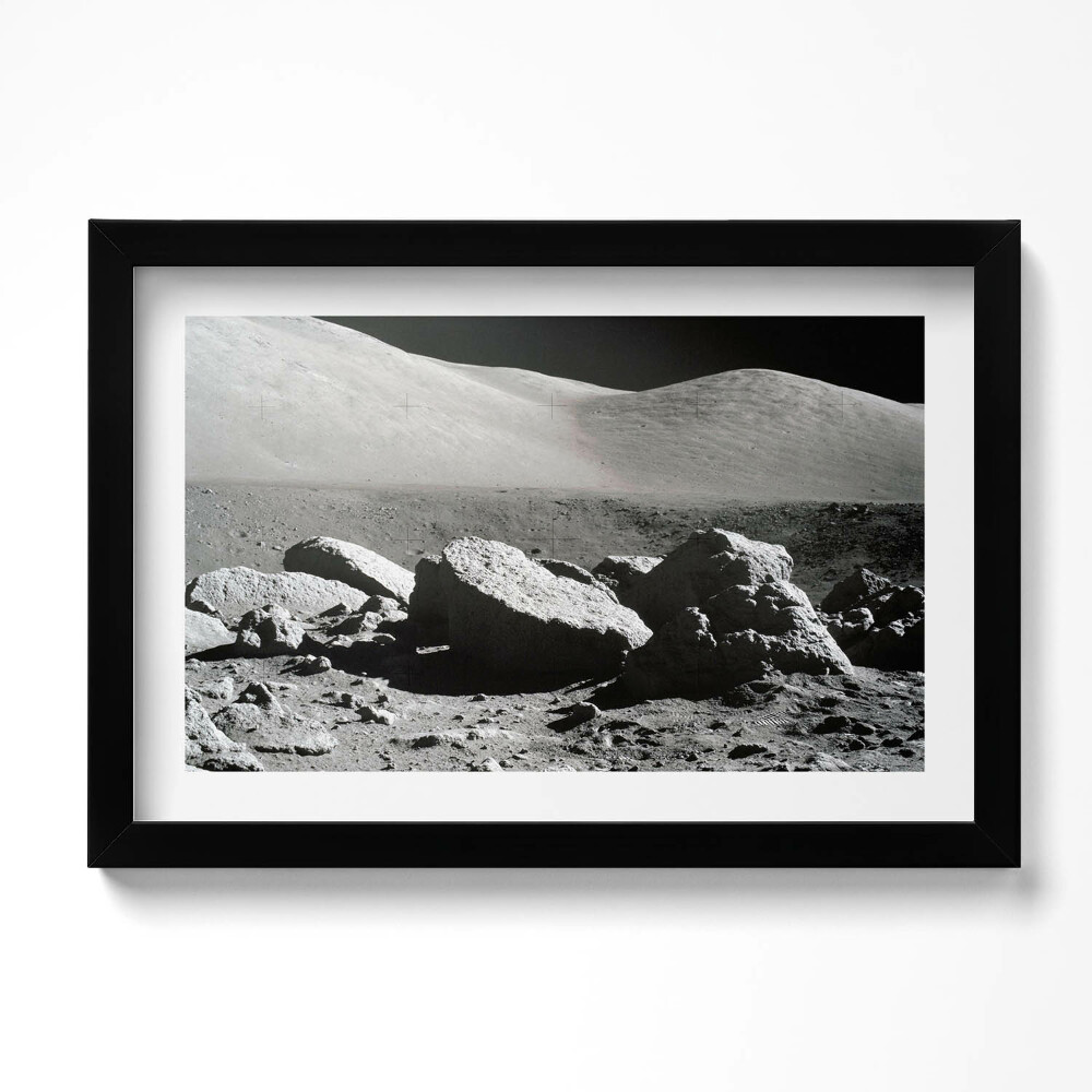 Kép keretben NASA fotó sziklákról a Holdon