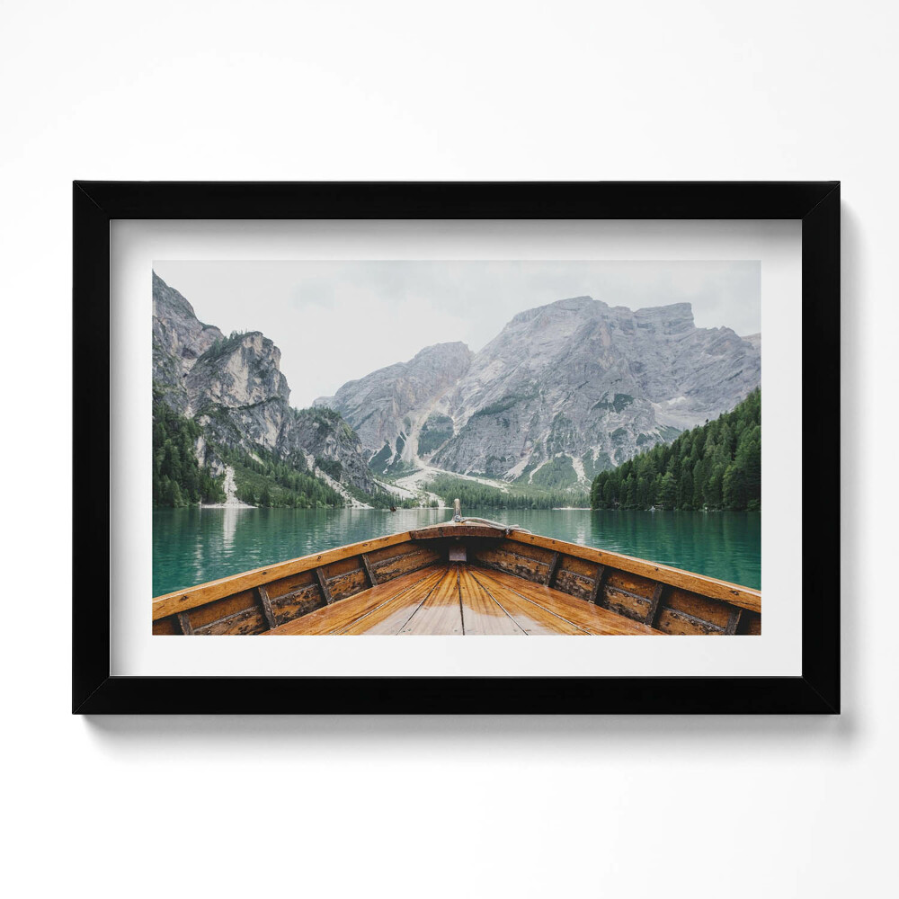 Kép keretben Kilátás egy csónakból egy hegyi tavon