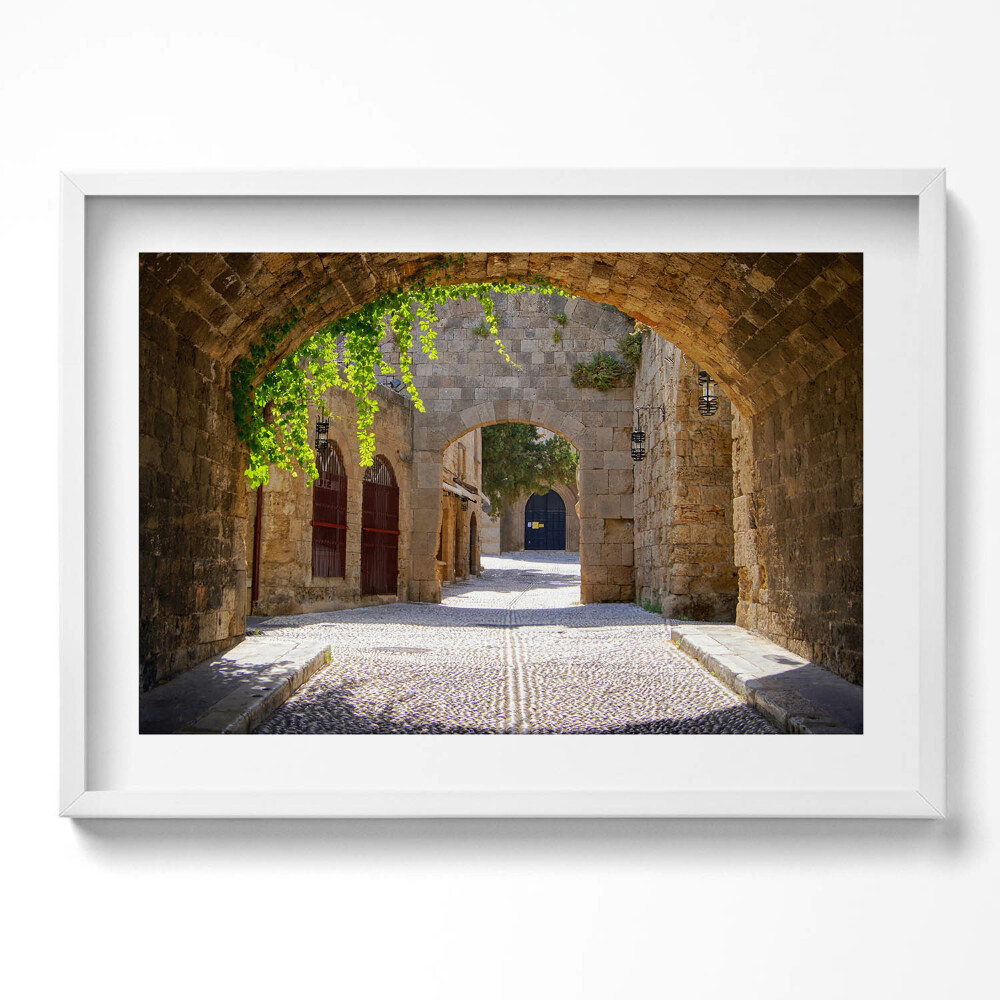 Kép keretben Középkori városkapu macskaköves utca