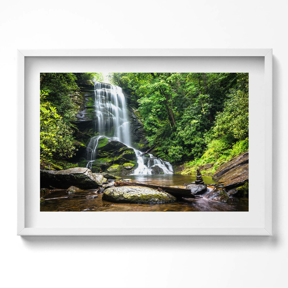 Kép keretben Zöldellő vízesés és sziklák