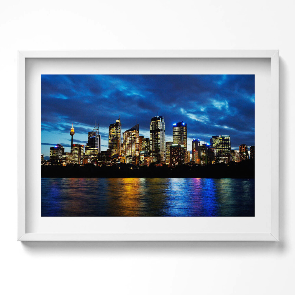 Kép keretben Modern város látképe éjszaka