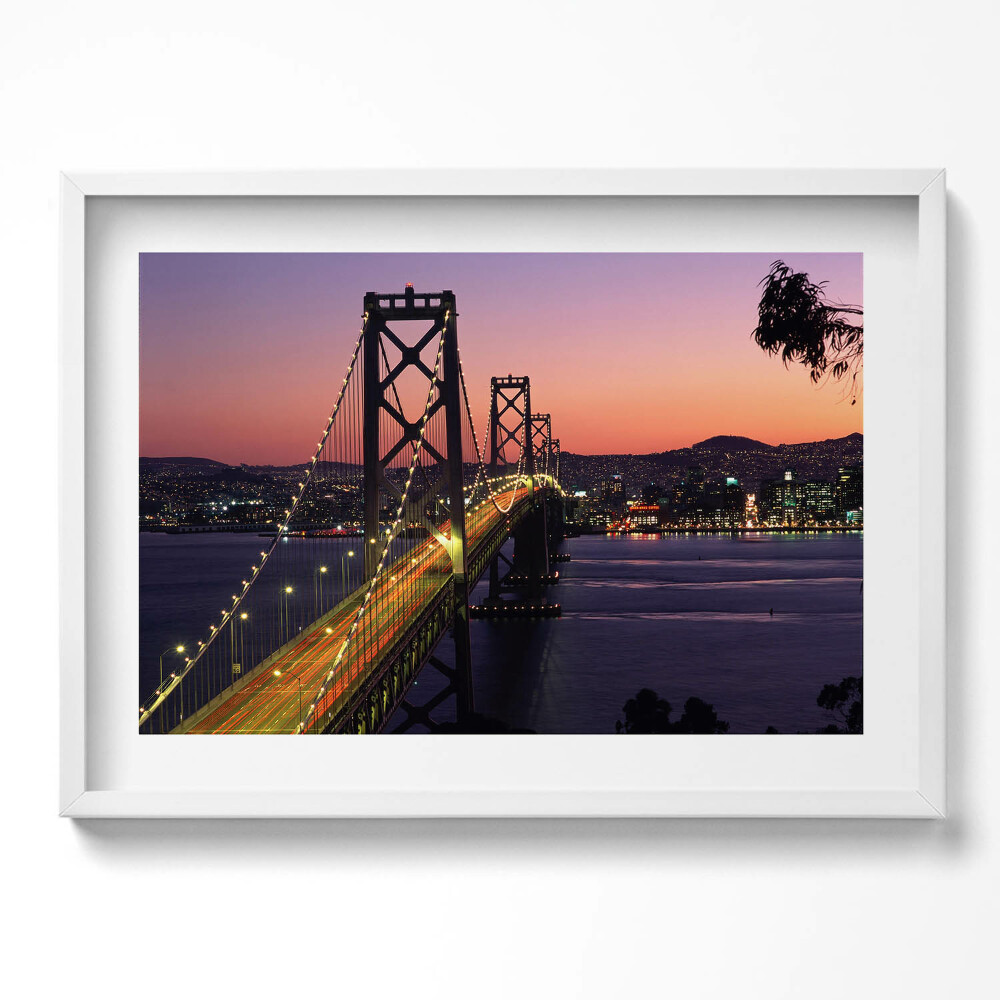 Kép keretben Híd városnézettel naplementében