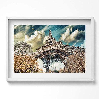 Kép keretben Eiffel-torony alulnézetből