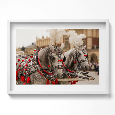 Kép keretben Két díszes ló vörös pomponokkal