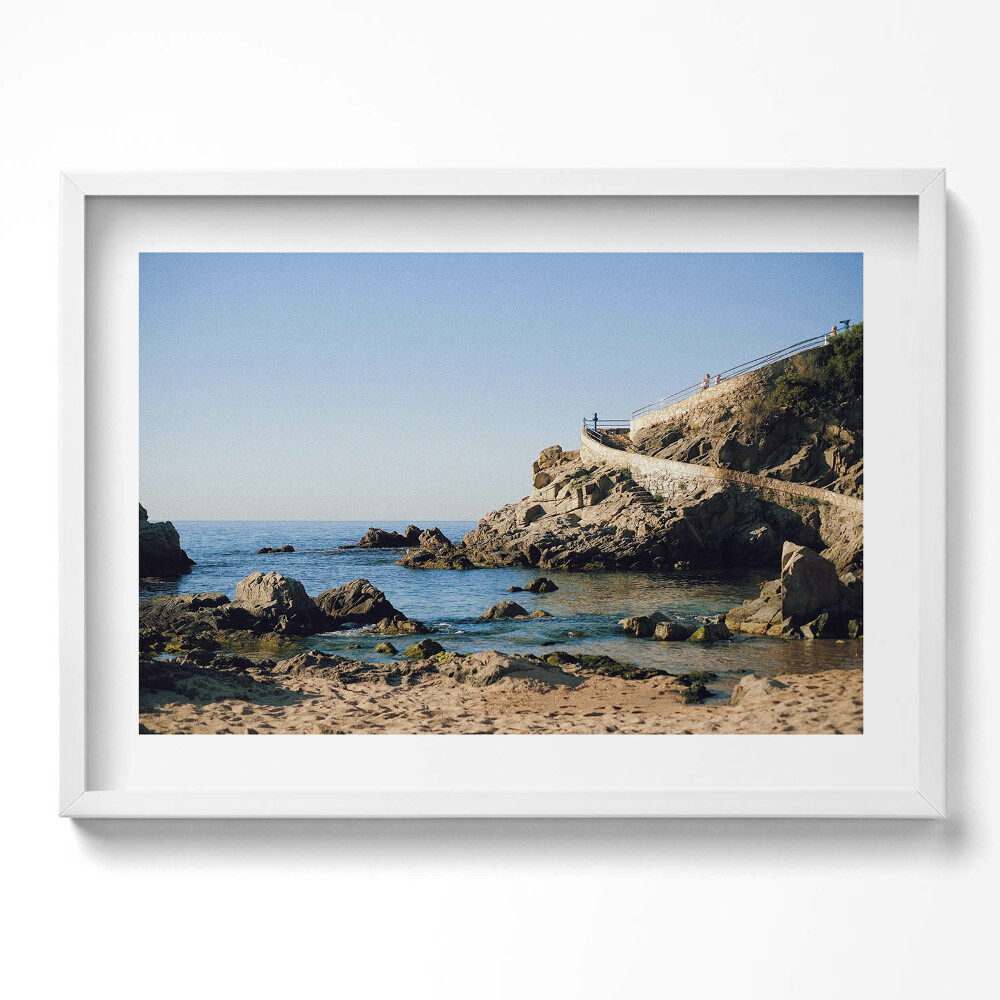 Kép keretben Tengerparti sziklákkal és kék vízzel