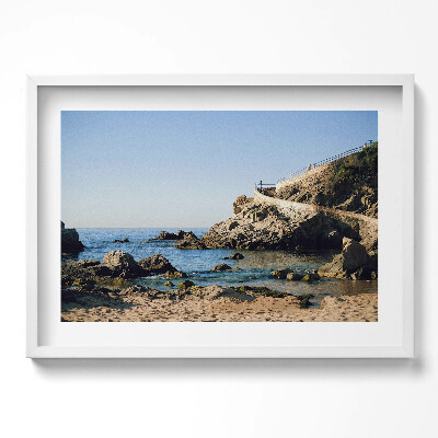 Kép keretben Tengerparti sziklákkal és kék vízzel