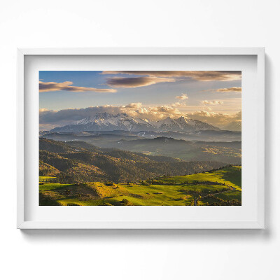 Kép keretben Hegyek és zöld dombok tája