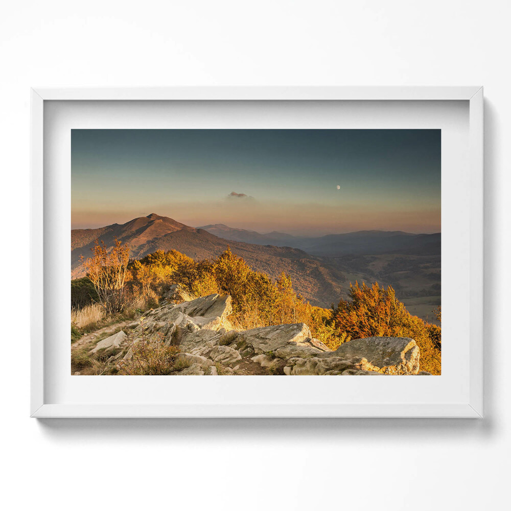 Kép keretben Hegyek naplementében sziklák között