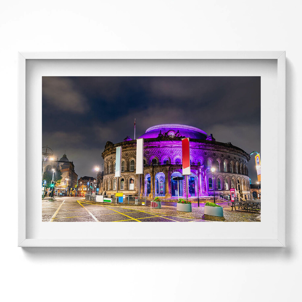 Kép keretben Modern épület éjszakai világításban