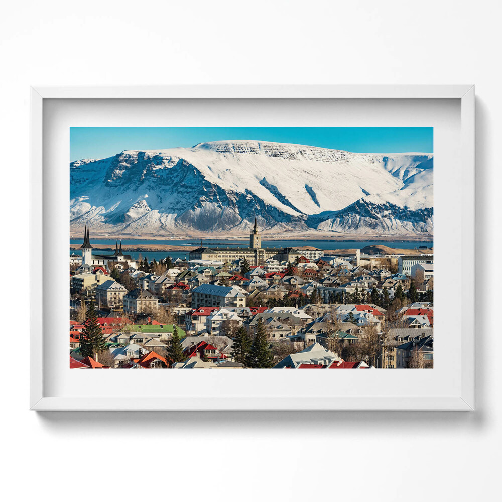 Kép keretben Havas hegyek és városi táj