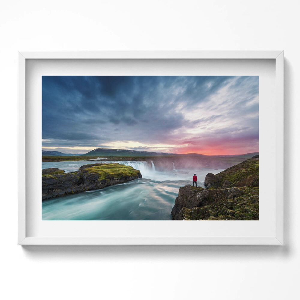 Kép keretben Vízesés naplementében sziklán álló ember