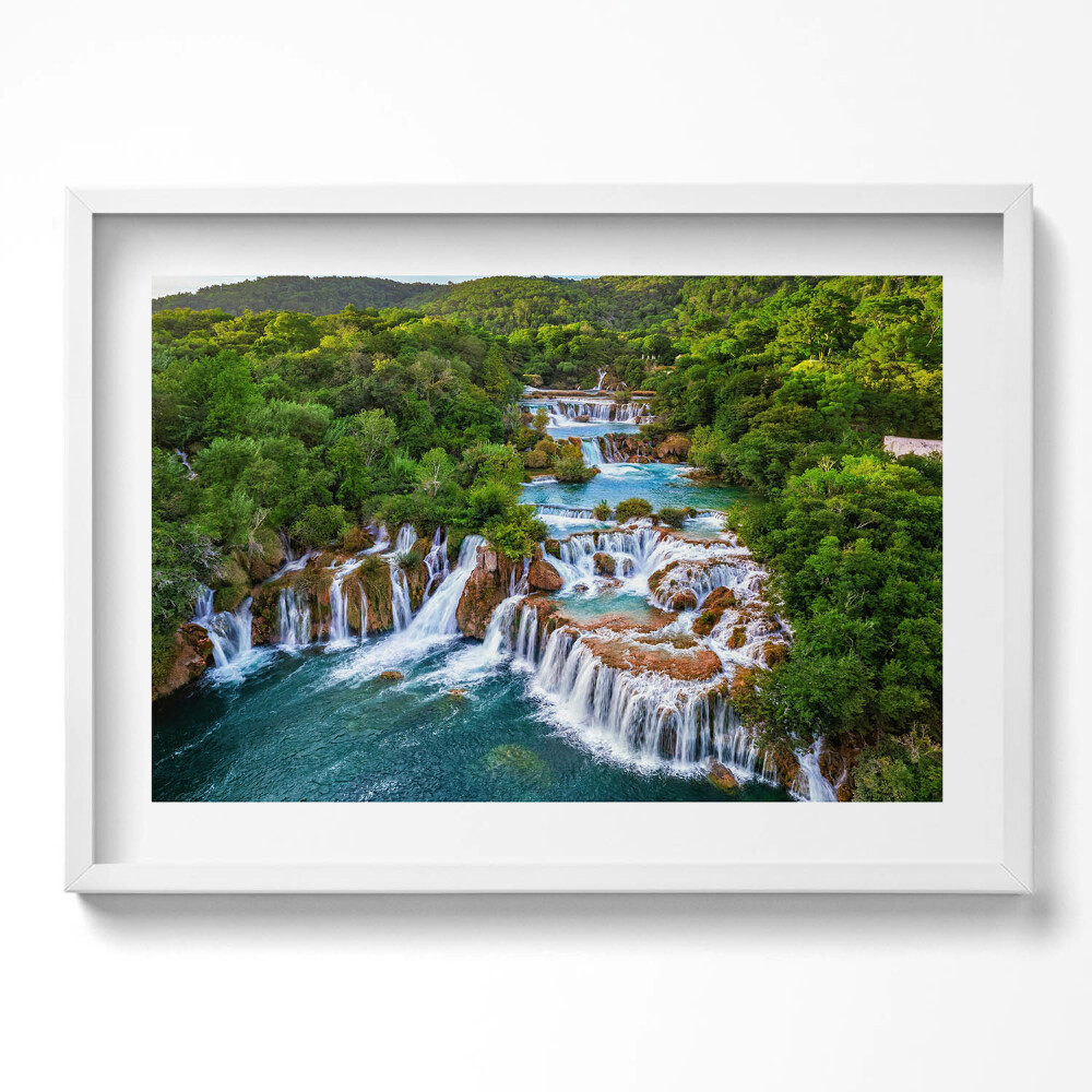 Kép keretben Vízesés zöld környezetben