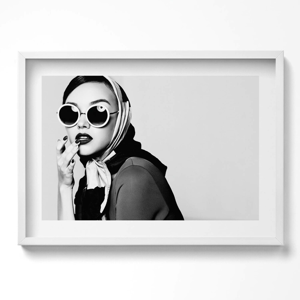 Kép keretben Stílusos nő napszemüvegben