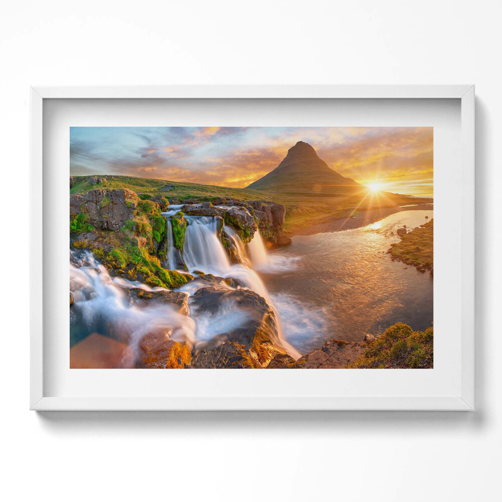 Kép keretben Vízesés és hegycsúcs naplementében