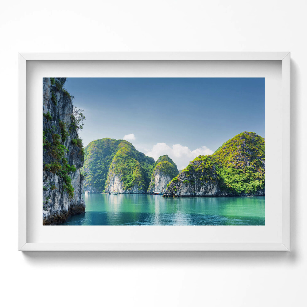 Kép keretben Zöld dombok vízparton