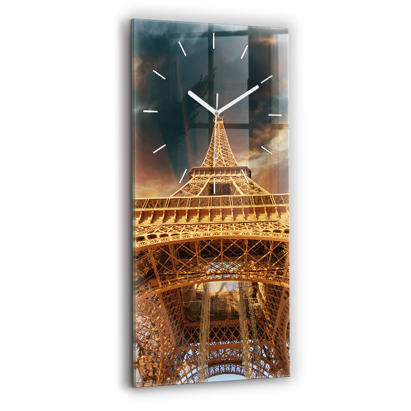 Négyszögletes üvegóra Eiffel-torony felhőkkel a háttérben