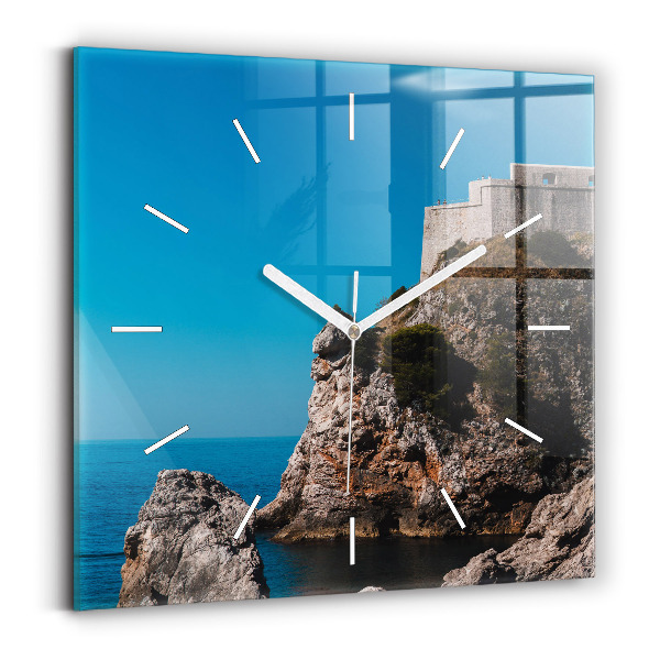 Szögletes üvegóra Dubrovnik sziklái