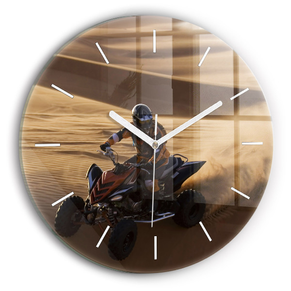 Kerek üvegóra Quad a sivatagban