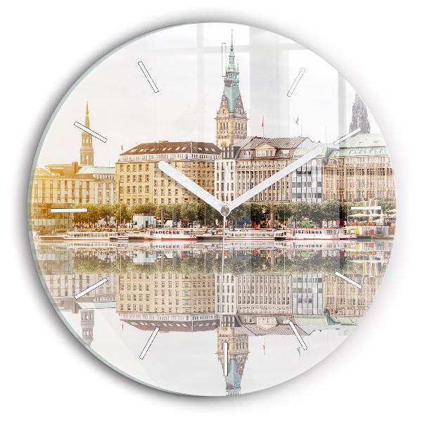 Kerek üvegóra Hamburg folyó Németországban